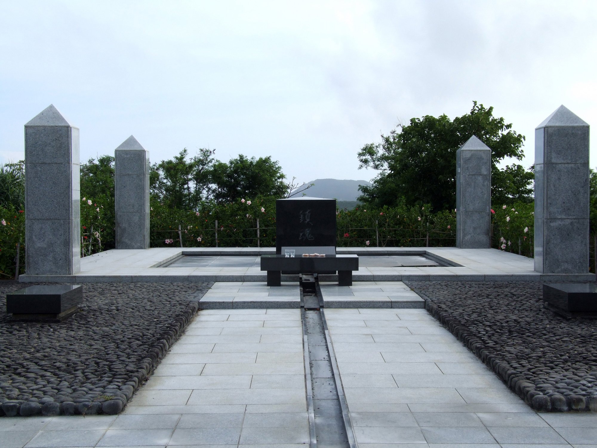 鎮魂の丘と粟津壕